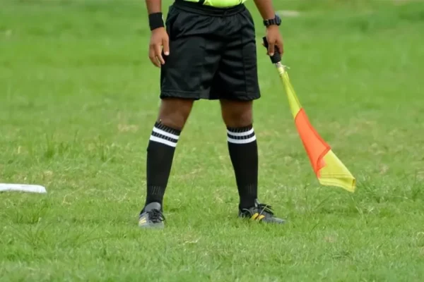 Altay-Eskişehirspor maçının hakemine bıçaklı saldı...