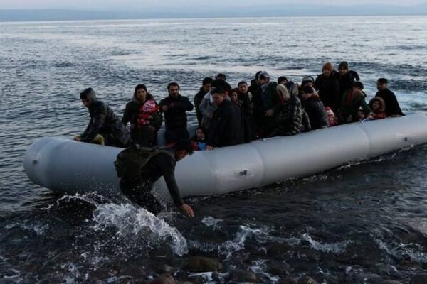 Göçmen botu kayalıklara çarptı: 2 ölü, 10 yaralı