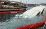 İskeleye demirli lüks yat su alıp battı