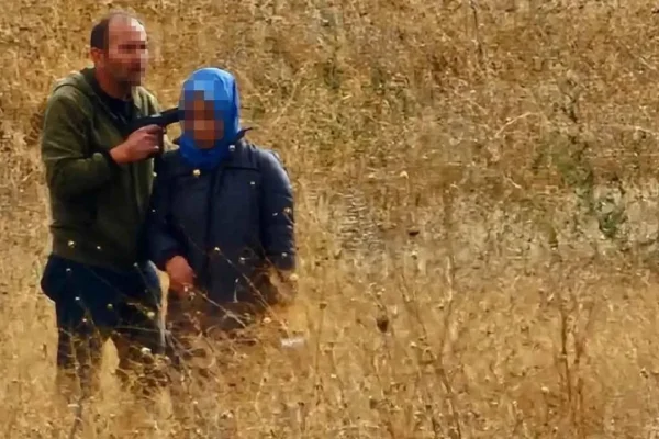 Uzaklaştırma aldığı erkek kafasına silah dayadı!