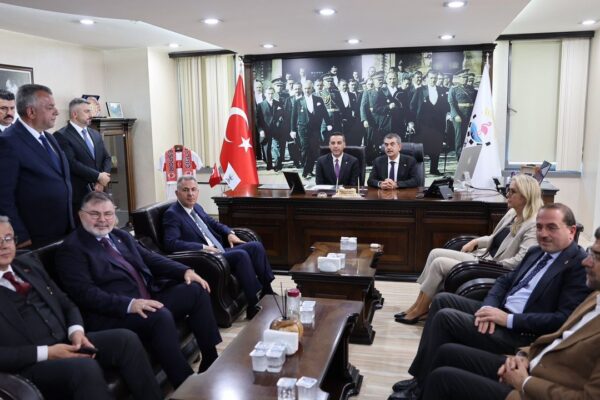 AK Partili Yıldız’a ilk Bakan ziyareti! AK Partili Yıldız’a ilk Bakan ziyareti!